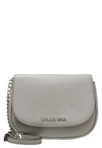 Borsa a tracolla grigia in pelle con chiusura a pattina, accessori in argento e tracolla con catena staccabile. Presenta un marchio impresso sul davanti.