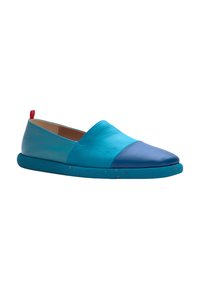 Scarpa in pelle senza lacci con tonalità di blu, punta tondeggiante e suola testurizzata turchese con macchie. Include un inserto rosso sul tallone.