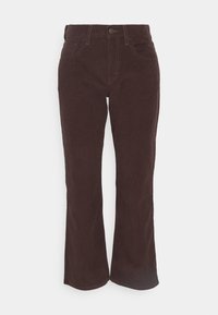 Pantalones vaqueros de pana marrón con cierre de botón, pasadores para cinturón y cinco bolsillos. Textura suave con un detalle de estrías verticales.