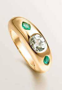 Anillo de oro con una gema central gris redonda, flanqueada por dos piedras en corte marquesa de color teal, sobre una banda lisa y pulida.