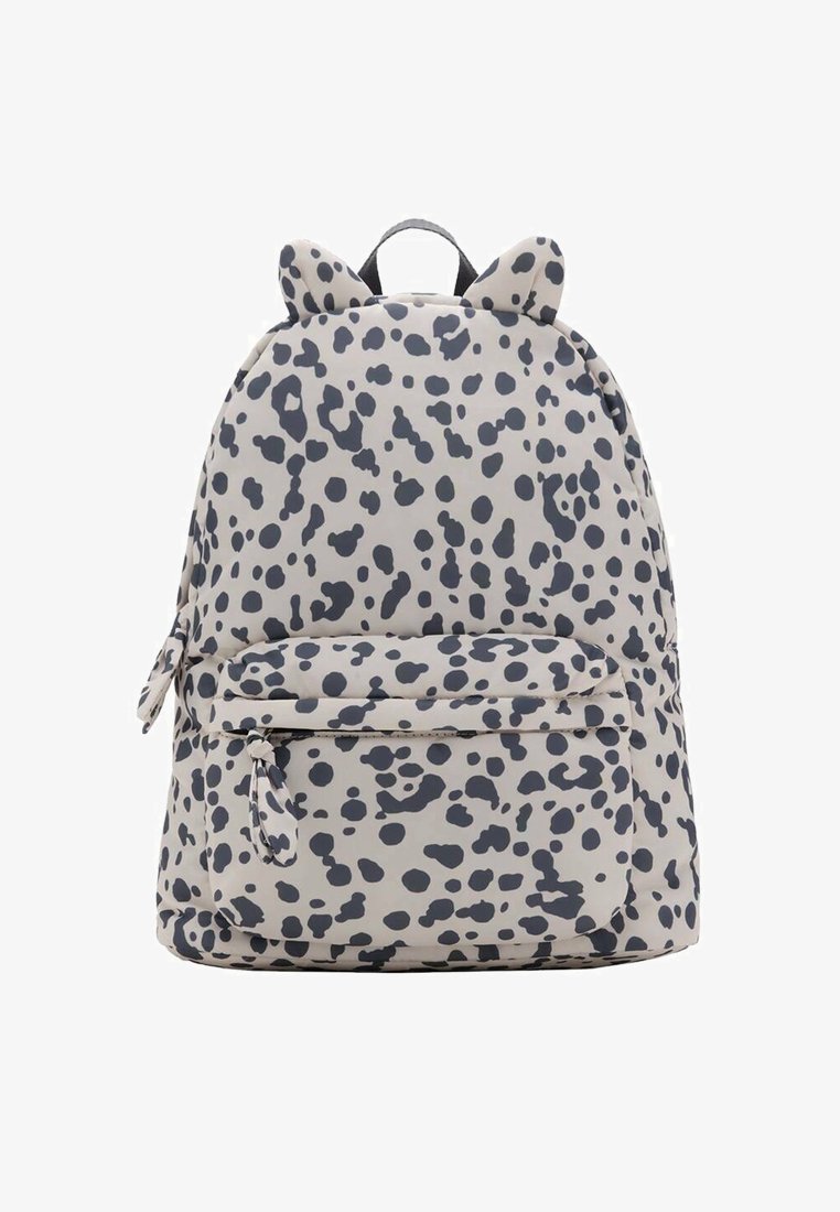 Sivý a béžový batoh s čiernym bodkovaným vzorom, vybavený zaoblenými ušami na vrchu, prednou kapsou a látkovým zipsom.