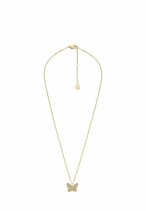 Collier en ton or avec un pendentif en forme de papillon orné de pierres scintillantes, présentant une chaîne délicate et une petite étiquette gravée d'une lettre.