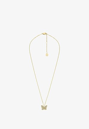 Collier en ton or avec un pendentif en forme de papillon orné de pierres scintillantes, présentant une chaîne délicate et une petite étiquette gravée d'une lettre.