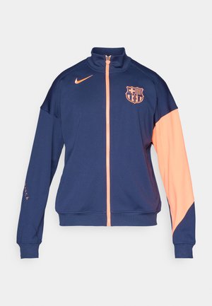 Mornarska zip-up jakna z oranžnimi poudarki. Ima visok ovratnik, elastične manšete in logo na prsih. Narejena iz gladkega, lahkega materiala.