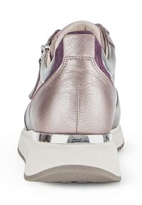 Metalen roségouden sneaker met een getextureerde lederen afwerking, een ritsdetail aan de achterkant en een gladde witte zool met een subtiele zilverkleurige accent.