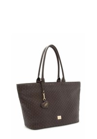 Bolso tote tejido de color marrón oscuro con asas largas, textura suave y herrajes en tono dorado. Incluye un colgante y un logo cuadrado en el lateral.
