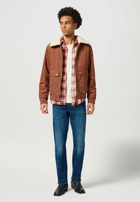 Wrangler AVIATOR jasny brąz