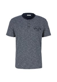 Pánské námořnické tričko s krátkým rukávem v texturovaném úpletu, s hlubokým výstřihem na tři knoflíky a potiskem na hrudi.