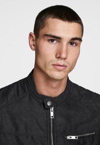 Jack & Jones JJEROCKY NOOS - Casaco de pele sintética - black