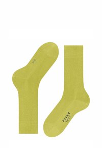 Lima-grüne Socken mit glatter Textur, geripptem Bündchen und verstärktem Fußbett. Mit dem Aufdruck "FALKE FAMILY" in Blau auf einer Socke.