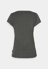 Mörkgrå, t-shirt med kort ärm och rundad halsringning i mjukt material. Har en rundad nederkant och en liten brun etikett på sidan.