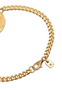 Guld kedja armband med en texturerad myntberlock, utrustad med en hummerlås och en liten tagg med en symbol, som framhäver den intrikata länkdesignen.
