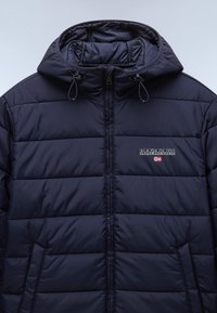 Námornícky modrá nafukovacia bunda s kapucňou, so zipsom, bočnými vreckami a logom s malou nórskou vlajkou na hrudi.