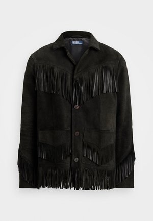 Chaqueta de ante negra con detalles de flecos de cuero en el pecho y las mangas, con dos bolsillos frontales y un cierre de botón.