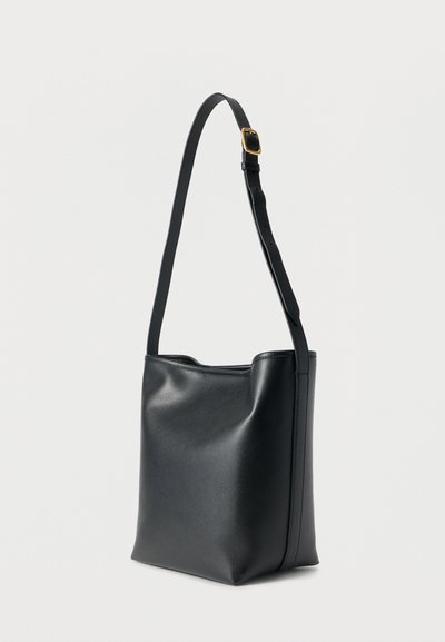 Μαύρη δερμάτινη τσάντα ώμου με ρυθμιζόμενο λουράκι και χρυσή αγκράφα, ορθογώνιο σχήμα, λείο υλικό, ελαφρώς δομημένο σώμα.