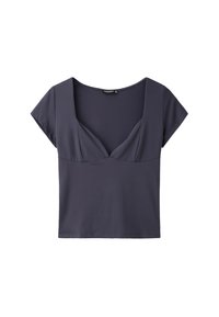 Haut court gris foncé à manches courtes avec un décolleté carré profond et un léger froncé au niveau de la poitrine, présenté sur fond blanc.