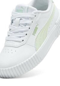 Bijela sintetčka tenisica s teksturiranim završetkom, zelenim akcentom sa strane, šest rupa za vezivanje i rebrastim gumenenim potplatom.
