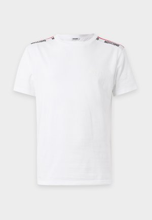 T-shirt branca de manga curta com marca Moschino a preto e vermelho nas riscas dos ombros e logótipo subtil em relevo no peito.