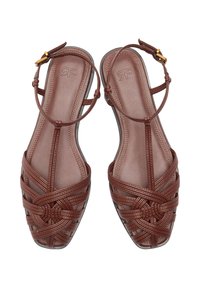 Brązowe skórzane sandały z plecionym wzorem paska, otwartym przodem, regulowanym paskiem na kostkę i płaską podeszwą o delikatnej teksturze.