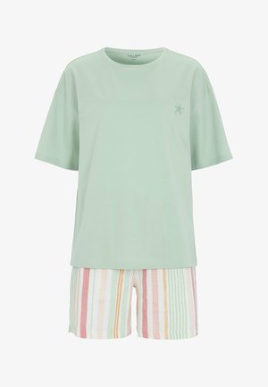 Lysegrøn top med korte ærmer og lille stjernemotiv på brystet, kombineret med multifarvede shorts med lodrette striber.