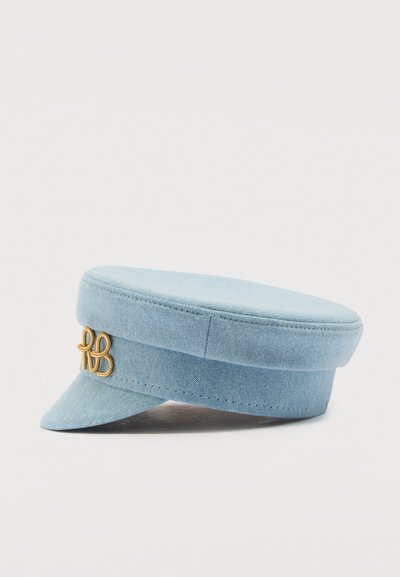 Ελαφρύ γαλάζιο καπέλο με επίπεδη κορυφή και μικρή γείσο, με διακοσμητικά γράμματα από χρυσό μέταλλο "RB" στην εμπρόσθια αριστερή πλευρά.