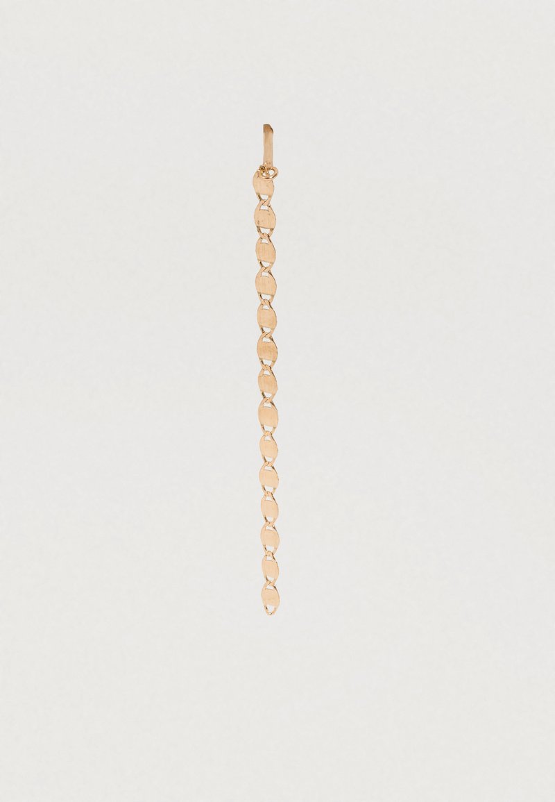 Guldfarvet dangleørering med et langstrakt kæde-link design, der har ovale led, en glat overflade og poleret finish.