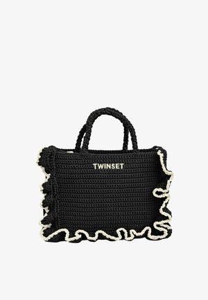Črna kvačkana torba z belo naborko in logotipom "TWINSET" v belih črkah, ki je postavljen na sredino sprednje strani.