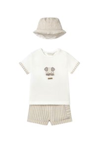Camisa blanca de manga corta con un diseño de oso y pantalones cortos a rayas beige, junto con un sombrero tipo bucket a juego, todo hecho de tela ligera.