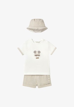 Camisa blanca de manga corta con un diseño de oso y pantalones cortos a rayas beige, junto con un sombrero tipo bucket a juego, todo hecho de tela ligera.