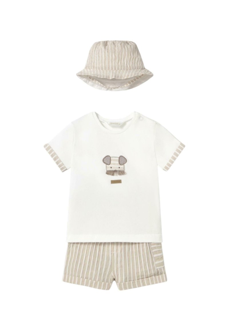 Camisa blanca de manga corta con un diseño de oso y pantalones cortos a rayas beige, junto con un sombrero tipo bucket a juego, todo hecho de tela ligera.