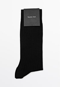 Calzino nero a costine con una texture liscia. Etichettato con una targhetta nera con la scritta "Massimo Dutti" in alto. Presenta una forma tradizionale da calzino.