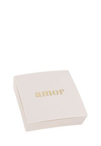 Piccola scatola quadrata bianca con bordi arrotondati e la parola "amor" stampata in oro sul coperchio.