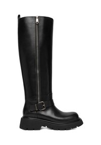 Botas altas hasta la rodilla de cuero negro con cremallera lateral y una correa con hebilla. Presentan una suela gruesa y una textura lisa.