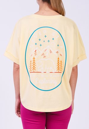 NEVER STOP EXPLORING - T-shirt print - butter