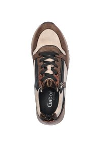 Bruine en beige sneaker met een bovenwerk van suede en synthetisch materiaal, zwarte accenten, veters en een decoratieve rits aan de zijkant.