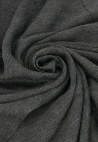 Tissu gris d'une texture douce et lisse, disposé en spirale. Présente un motif de tissage subtil, offrant une apparence légère.