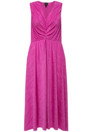 Robes sans manches fuchsia avec un décolleté en V profond et un détail froncé à la poitrine, présentant une silhouette A-line fluide et un tissu texturé.