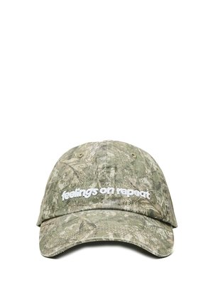 Șapcă de baseball verde cu model camuflaj, cu bor curbat și text brodat alb „feelings on repeat” pe panoul frontal.