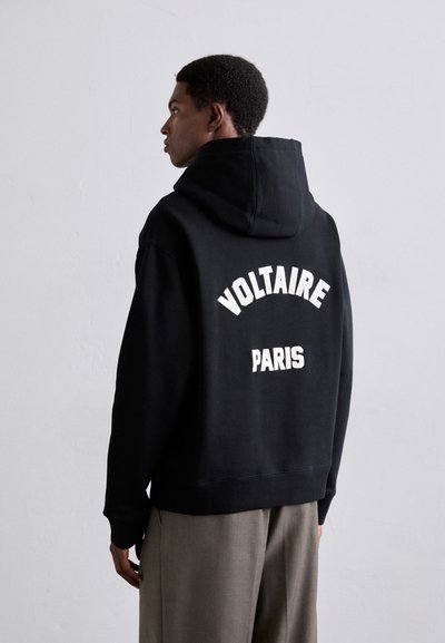 Sweat-shirt à capuche noir avec le texte blanc "VOLTAIRE" en arc au-dessus de "PARIS". Fabriqué en matériau doux, avec une coupe décontractée et un ourlet côtelé.