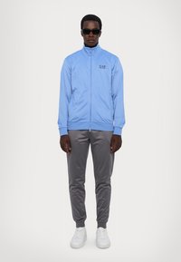 EA7 Emporio Armani TRAIN CORE SUIT - Melegítő - light blu/grey