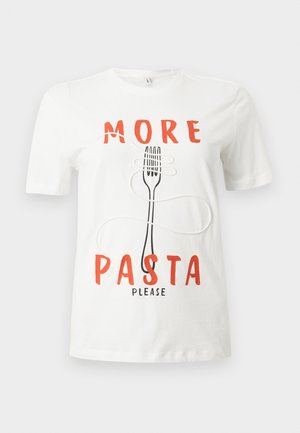 Hvit T-skjorte med rød tekst "MER PASTA VÆR SÅ SNILL" og en svart gaffelgrafikk viklet med hvite pastasnører.