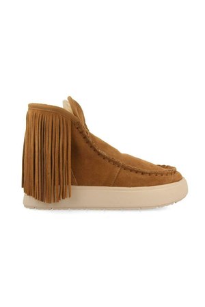 Stivaletti alla caviglia in suede marrone con dettagli in frange, suola in gomma piatta e accenti cuciti, che mostrano un design con punta arrotondata.