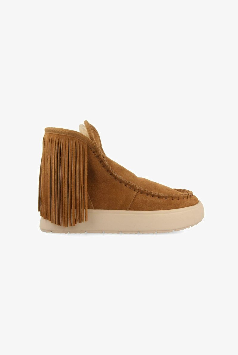 Stivaletti alla caviglia in suede marrone con dettagli in frange, suola in gomma piatta e accenti cuciti, che mostrano un design con punta arrotondata.