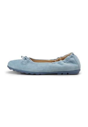 Lichtblauwe suède ballerina met een kleine strik bovenop, geplooide elastische achterkant en rubberen zool met een gestructureerd loopvlak.