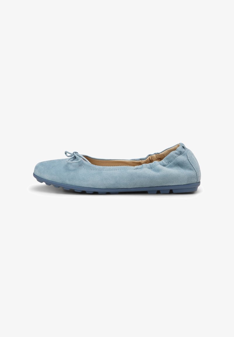 Ballerine en daim bleu clair avec un petit nœud sur le dessus, dos élastique froncé et semelle en caoutchouc avec une semelle texturée.