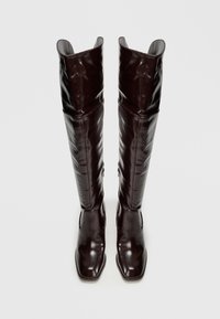 Brązowe skórzane kozaki do kolan z kwadratowym noskiem, gładką fakturą, zamkami po bokach i dopasowanym krojem, z wysokim połyskiem.