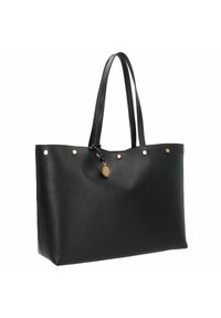 Sac fourre-tout en cuir noir avec deux longues poignées, clous dorés le long du haut et un pendentif décoratif attaché à la fermeture éclair.