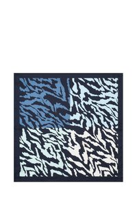 Foulard in seta con un audace motivo a strisce di tigre blu e blu navy, caratterizzato da una texture liscia e una finitura satinata, incorniciato da un bordo solido blu navy.