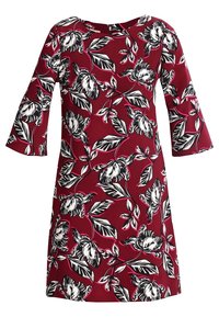 Robe florale rouge à manches trois-quarts, présentant un motif floral noir et blanc audacieux et une silhouette évasée décontractée.