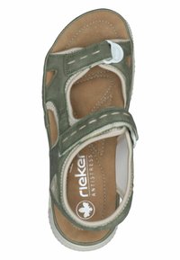 Sandalo in suede verde con cuciture bianche e cinturino regolabile con chiusura a velcro. Offre una soletta imbottita e una suola in gomma leggera.